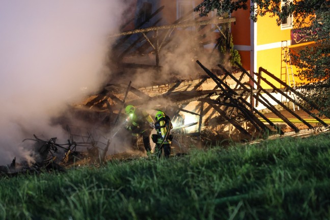Gro�brand: Zehn Feuerwehren bei Vollbrand eines Stadls neben Nachtclub in Eitzing im Einsatz
