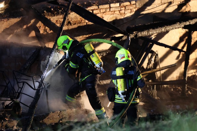 Gro�brand: Zehn Feuerwehren bei Vollbrand eines Stadls neben Nachtclub in Eitzing im Einsatz