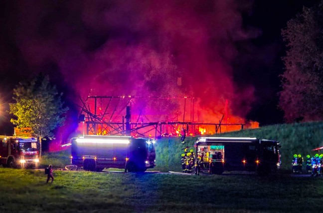 Gro�brand: Zehn Feuerwehren bei Vollbrand eines Stadls neben Nachtclub in Eitzing im Einsatz