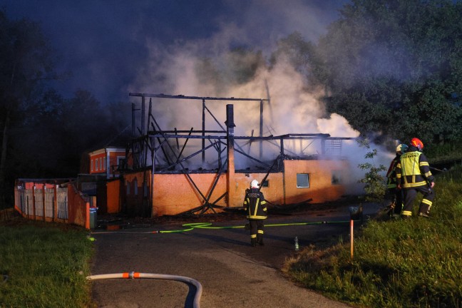 Gro�brand: Zehn Feuerwehren bei Vollbrand eines Stadls neben Nachtclub in Eitzing im Einsatz