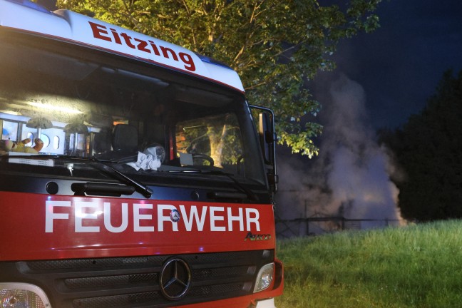 Gro�brand: Zehn Feuerwehren bei Vollbrand eines Stadls neben Nachtclub in Eitzing im Einsatz