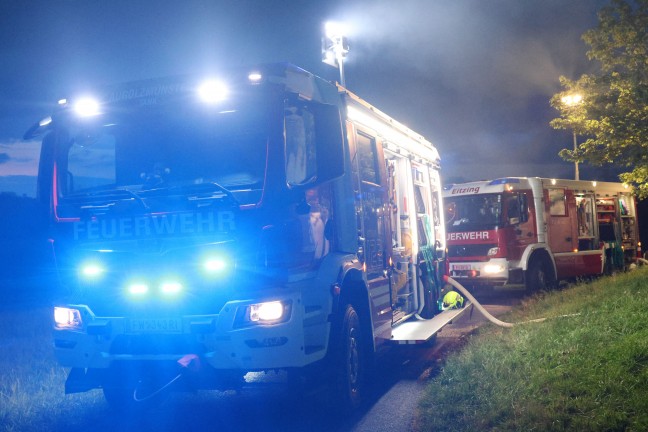 Gro�brand: Zehn Feuerwehren bei Vollbrand eines Stadls neben Nachtclub in Eitzing im Einsatz