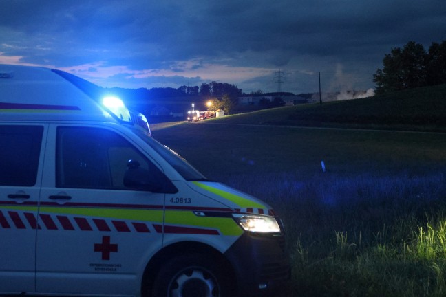 Gro�brand: Zehn Feuerwehren bei Vollbrand eines Stadls neben Nachtclub in Eitzing im Einsatz