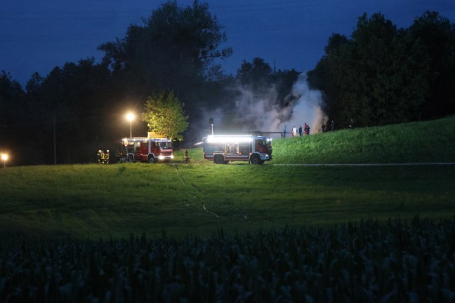 Gro�brand: Zehn Feuerwehren bei Vollbrand eines Stadls neben Nachtclub in Eitzing im Einsatz