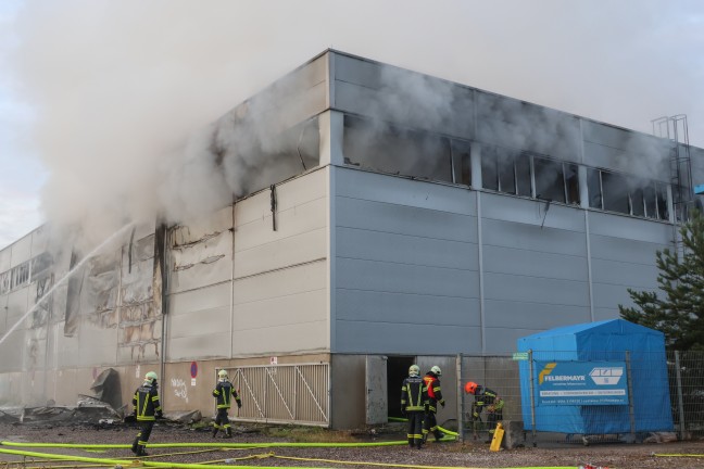 Firmenhalle in Vollbrand: F�nf Feuerwehren bei Entsorgungsbetrieb in Wels-Schafwiesen im Gro�einsatz