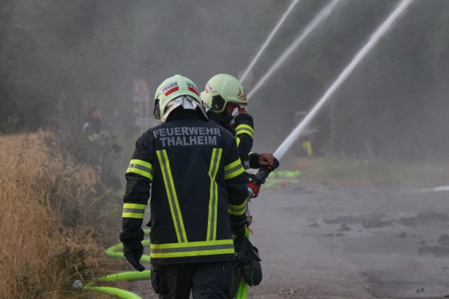 Firmenhalle in Vollbrand: F�nf Feuerwehren bei Entsorgungsbetrieb in Wels-Schafwiesen im Gro�einsatz