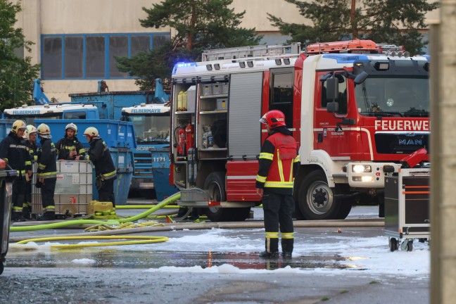 Firmenhalle in Vollbrand: F�nf Feuerwehren bei Entsorgungsbetrieb in Wels-Schafwiesen im Gro�einsatz