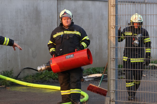 Firmenhalle in Vollbrand: F�nf Feuerwehren bei Entsorgungsbetrieb in Wels-Schafwiesen im Gro�einsatz