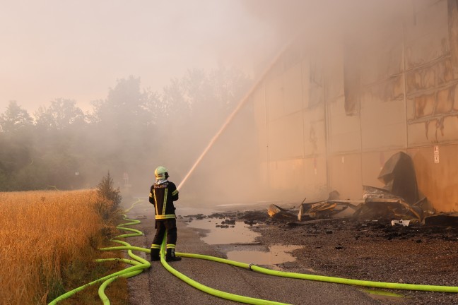 Firmenhalle in Vollbrand: F�nf Feuerwehren bei Entsorgungsbetrieb in Wels-Schafwiesen im Gro�einsatz