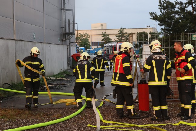Firmenhalle in Vollbrand: F�nf Feuerwehren bei Entsorgungsbetrieb in Wels-Schafwiesen im Gro�einsatz