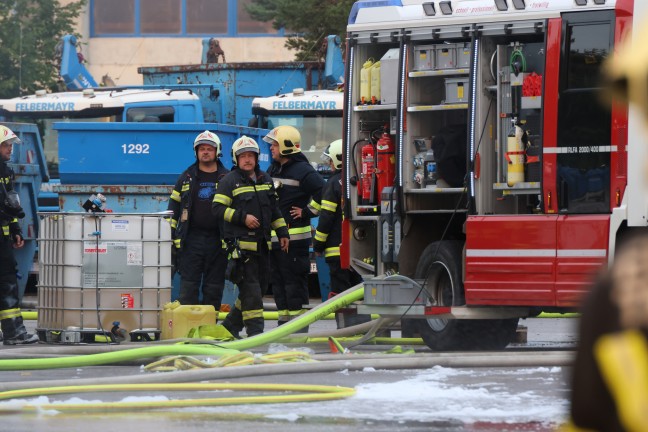 Firmenhalle in Vollbrand: F�nf Feuerwehren bei Entsorgungsbetrieb in Wels-Schafwiesen im Gro�einsatz