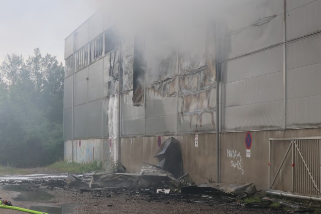 Firmenhalle in Vollbrand: F�nf Feuerwehren bei Entsorgungsbetrieb in Wels-Schafwiesen im Gro�einsatz