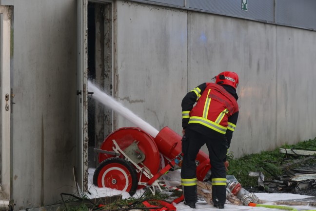 Firmenhalle in Vollbrand: F�nf Feuerwehren bei Entsorgungsbetrieb in Wels-Schafwiesen im Gro�einsatz