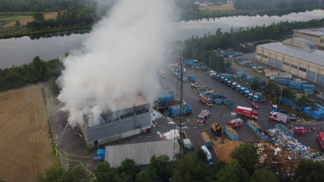 Firmenhalle in Vollbrand: F�nf Feuerwehren bei Entsorgungsbetrieb in Wels-Schafwiesen im Gro�einsatz