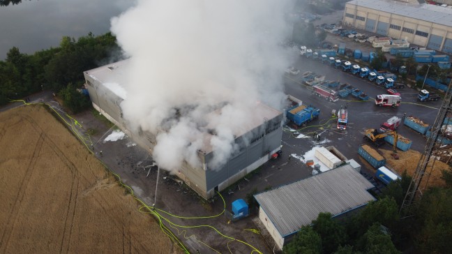 Firmenhalle in Vollbrand: F�nf Feuerwehren bei Entsorgungsbetrieb in Wels-Schafwiesen im Gro�einsatz