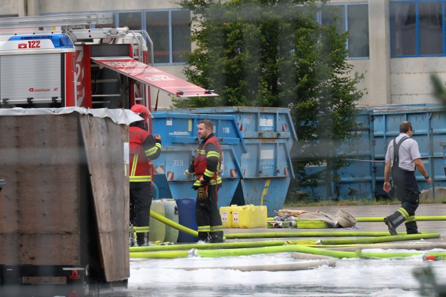 Firmenhalle in Vollbrand: F�nf Feuerwehren bei Entsorgungsbetrieb in Wels-Schafwiesen im Gro�einsatz