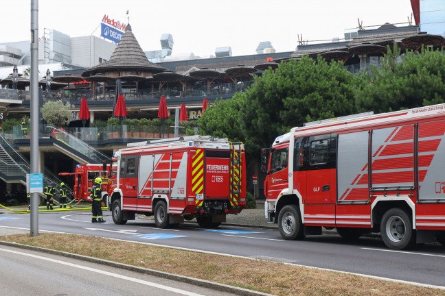 Drei Verletzte bei Brand in einem Gastronomiebetrieb eines Einkaufszentrums in Pasching