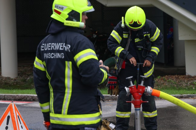 Drei Verletzte bei Brand in einem Gastronomiebetrieb eines Einkaufszentrums in Pasching