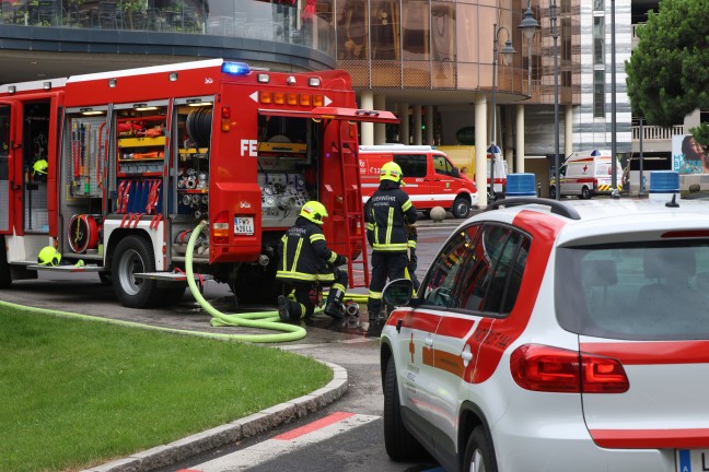 Drei Verletzte bei Brand in einem Gastronomiebetrieb eines Einkaufszentrums in Pasching