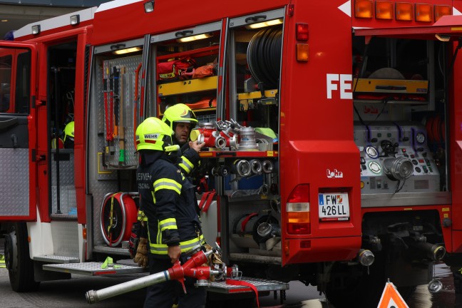 Drei Verletzte bei Brand in einem Gastronomiebetrieb eines Einkaufszentrums in Pasching