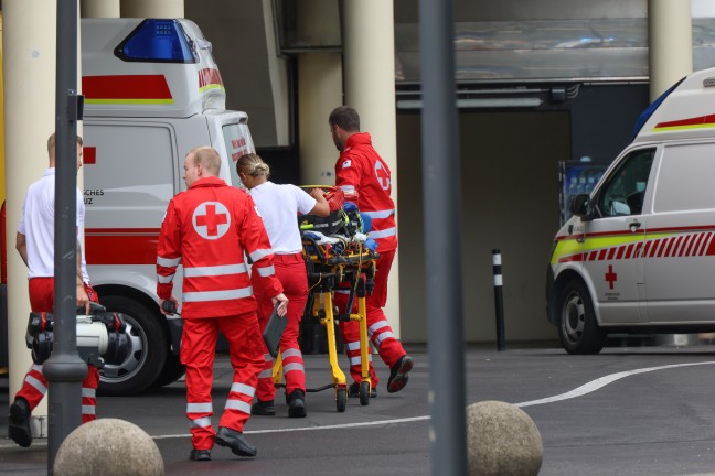 Drei Verletzte bei Brand in einem Gastronomiebetrieb eines Einkaufszentrums in Pasching