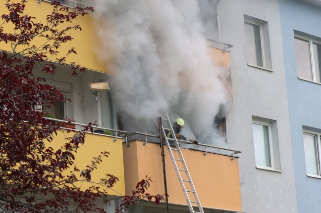 Ausgedehnter Balkonbrand: Drei Feuerwehren bei einem Mehrparteienwohnhaus in Leonding im Einsatz