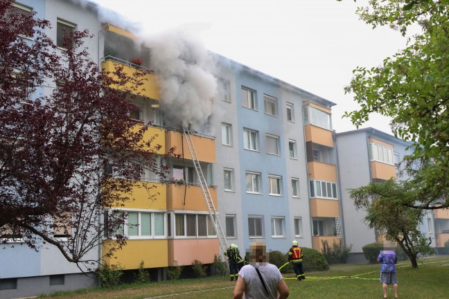 Ausgedehnter Balkonbrand: Drei Feuerwehren bei einem Mehrparteienwohnhaus in Leonding im Einsatz