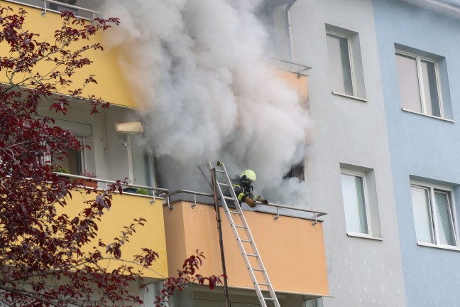 Ausgedehnter Balkonbrand: Drei Feuerwehren bei einem Mehrparteienwohnhaus in Leonding im Einsatz