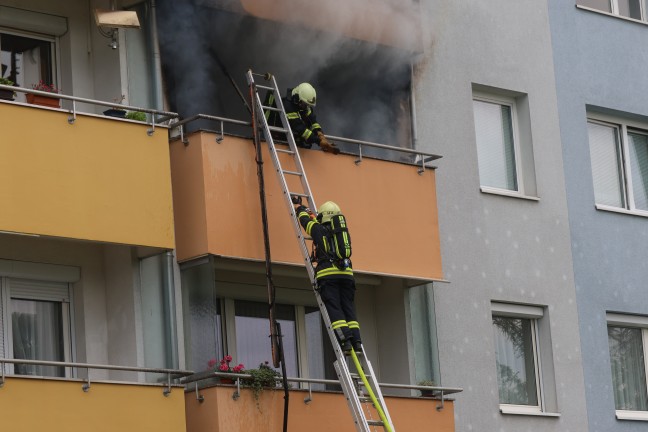 Ausgedehnter Balkonbrand: Drei Feuerwehren bei einem Mehrparteienwohnhaus in Leonding im Einsatz