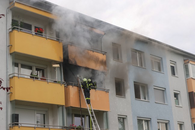 Ausgedehnter Balkonbrand: Drei Feuerwehren bei einem Mehrparteienwohnhaus in Leonding im Einsatz