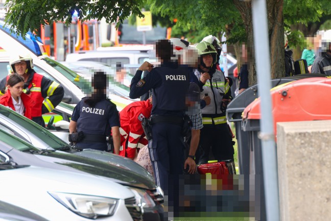 Ausgedehnter Balkonbrand: Drei Feuerwehren bei einem Mehrparteienwohnhaus in Leonding im Einsatz