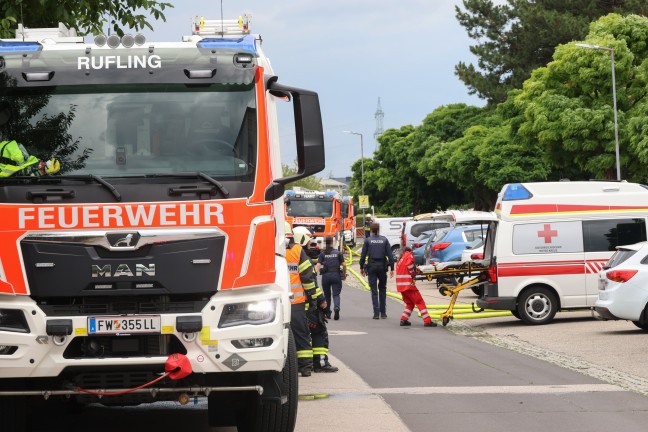 Ausgedehnter Balkonbrand: Drei Feuerwehren bei einem Mehrparteienwohnhaus in Leonding im Einsatz