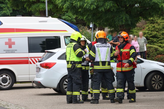 Ausgedehnter Balkonbrand: Drei Feuerwehren bei einem Mehrparteienwohnhaus in Leonding im Einsatz