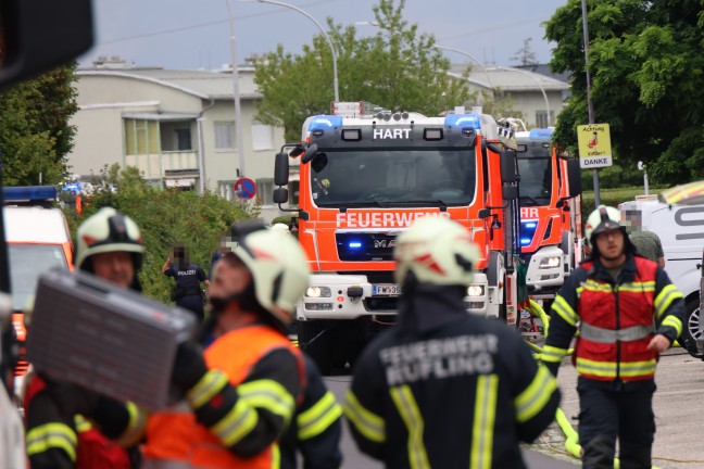 Ausgedehnter Balkonbrand: Drei Feuerwehren bei einem Mehrparteienwohnhaus in Leonding im Einsatz