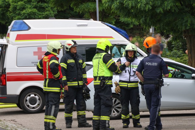 Ausgedehnter Balkonbrand: Drei Feuerwehren bei einem Mehrparteienwohnhaus in Leonding im Einsatz