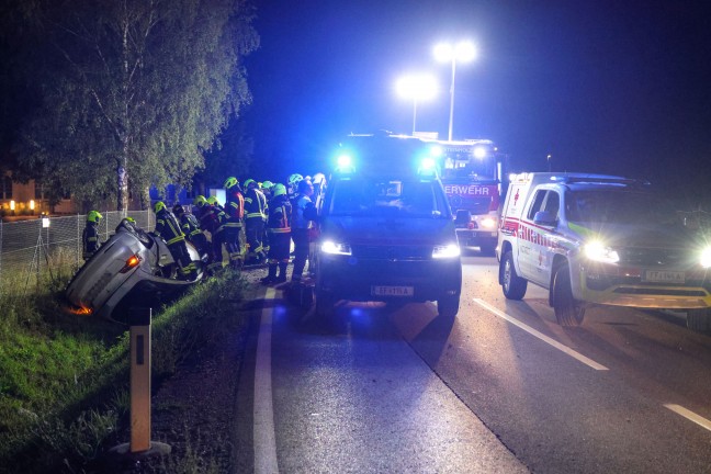 Auto �berschlagen: PKW bei schwerem Verkehrsunfall in Fraham von Wallerner Stra�e abgekommen