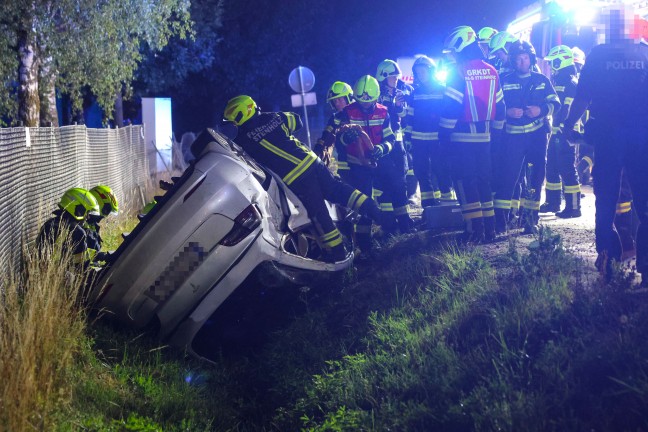 Auto �berschlagen: PKW bei schwerem Verkehrsunfall in Fraham von Wallerner Stra�e abgekommen