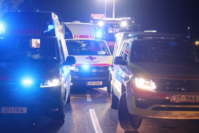 Auto �berschlagen: PKW bei schwerem Verkehrsunfall in Fraham von Wallerner Stra�e abgekommen