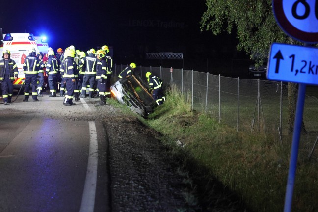 Auto �berschlagen: PKW bei schwerem Verkehrsunfall in Fraham von Wallerner Stra�e abgekommen