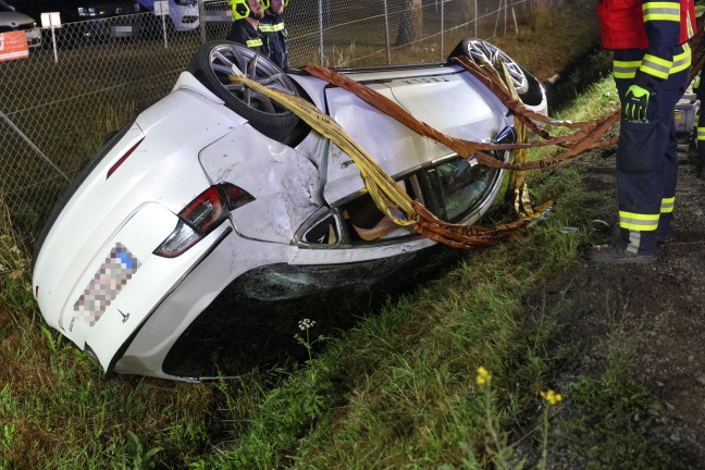 Auto �berschlagen: PKW bei schwerem Verkehrsunfall in Fraham von Wallerner Stra�e abgekommen