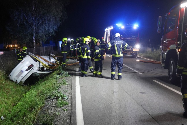 Auto �berschlagen: PKW bei schwerem Verkehrsunfall in Fraham von Wallerner Stra�e abgekommen
