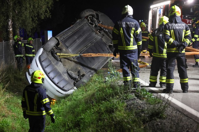 Auto �berschlagen: PKW bei schwerem Verkehrsunfall in Fraham von Wallerner Stra�e abgekommen