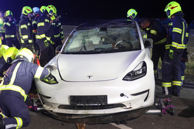 Auto �berschlagen: PKW bei schwerem Verkehrsunfall in Fraham von Wallerner Stra�e abgekommen