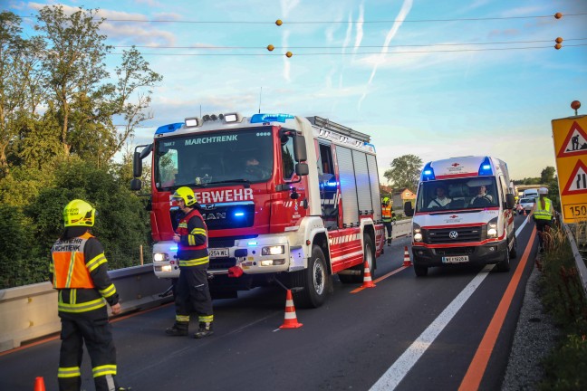 Auto am Dach: PKW im Baustellenbereich auf Welser Autobahn bei Marchtrenk �berschlagen