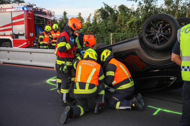 Auto am Dach: PKW im Baustellenbereich auf Welser Autobahn bei Marchtrenk �berschlagen