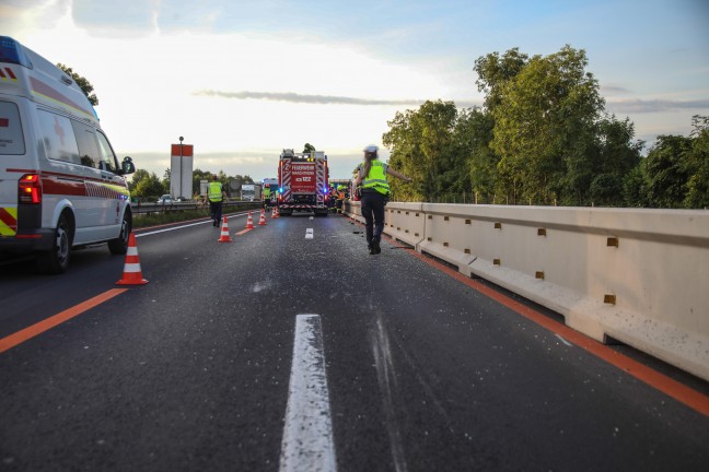 Auto am Dach: PKW im Baustellenbereich auf Welser Autobahn bei Marchtrenk �berschlagen