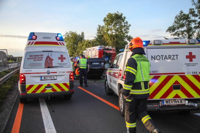 Auto am Dach: PKW im Baustellenbereich auf Welser Autobahn bei Marchtrenk �berschlagen