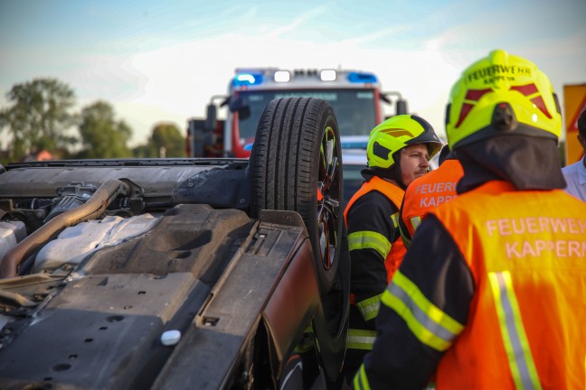 Auto am Dach: PKW im Baustellenbereich auf Welser Autobahn bei Marchtrenk �berschlagen