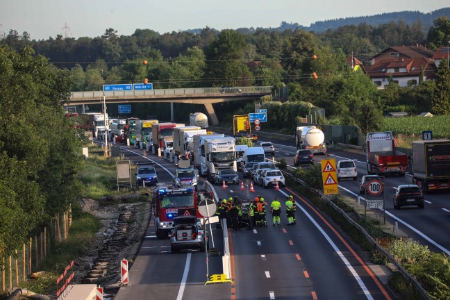 Auto am Dach: PKW im Baustellenbereich auf Welser Autobahn bei Marchtrenk �berschlagen