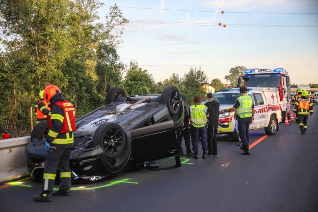 Auto am Dach: PKW im Baustellenbereich auf Welser Autobahn bei Marchtrenk �berschlagen